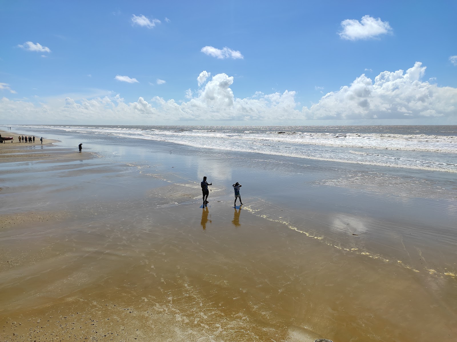 Fotografija Mandarmani Sea Beach z svetel pesek površino