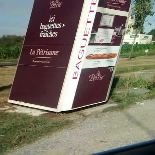 Distributeur de baguettes à Saint-Clément-de-la-Place