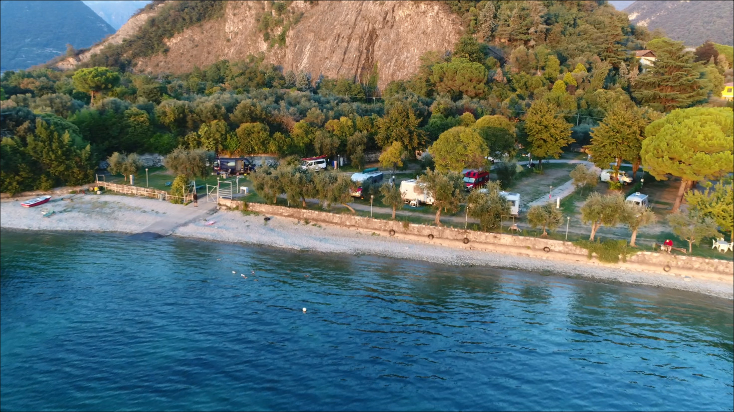 Photo de Spiaggia libera Pilzone - endroit populaire parmi les connaisseurs de la détente
