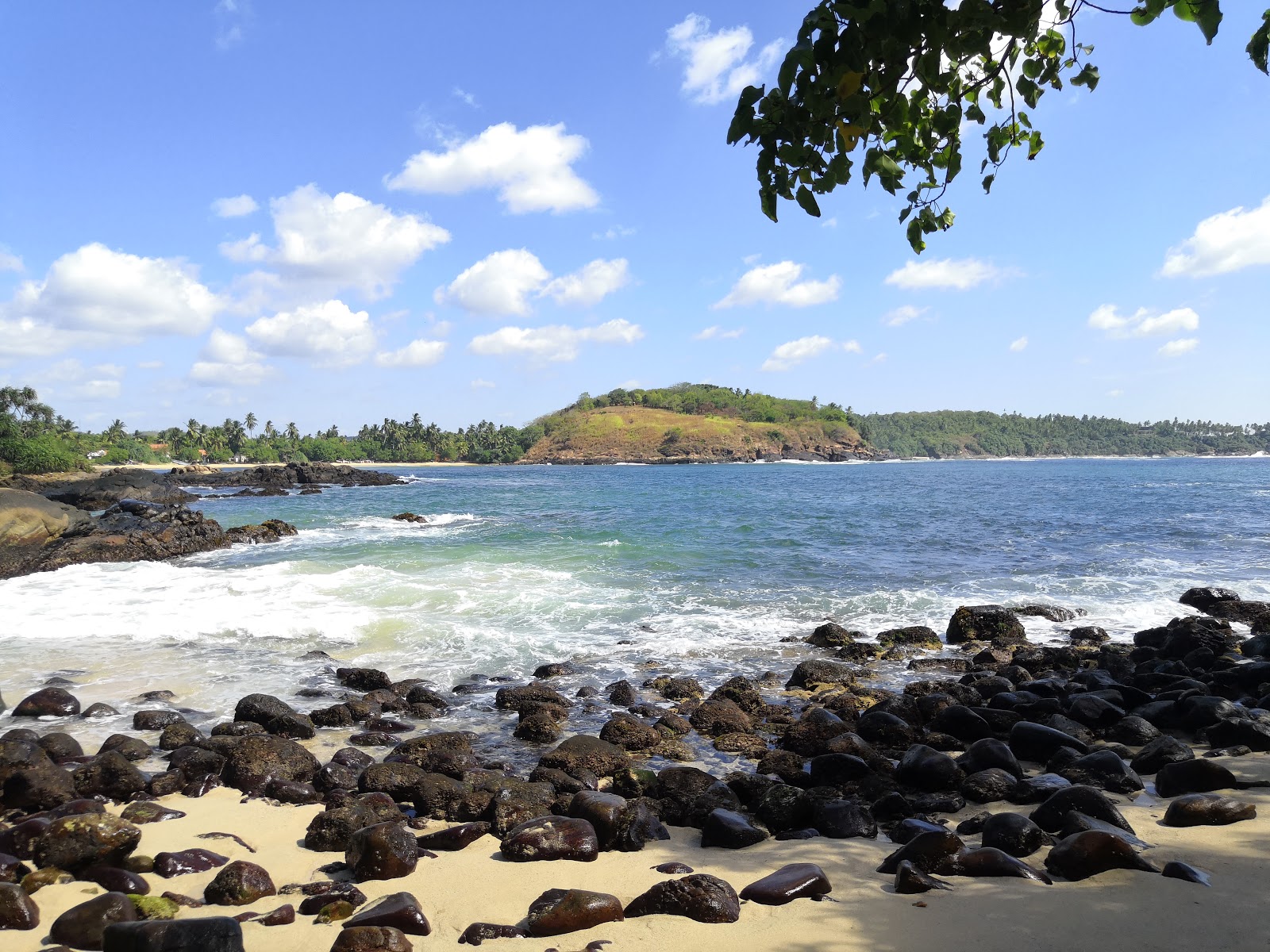 Photo de Hummanaya Bay Beach avec l'eau turquoise de surface
