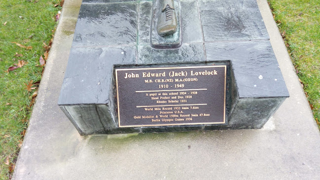 Jack Lovelock Statue and Oak - Timaru