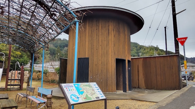 公衆トイレ（護国神社・直島 西100m）
