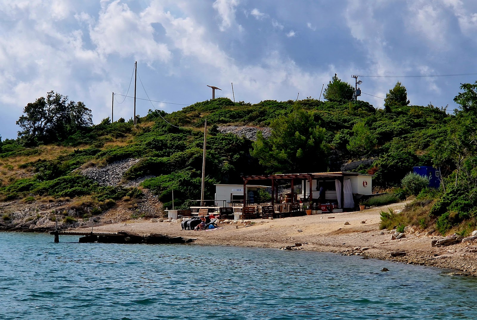 Photo de Rakalj Beach - endroit populaire parmi les connaisseurs de la détente