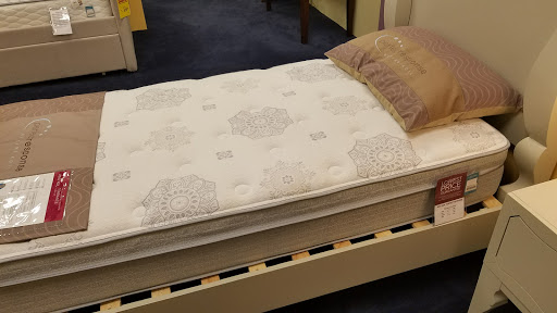 Furniture Store «Raymour & Flanigan Furniture and Mattress Store», reviews and photos, 3375 Berlin Turnpike, Newington, CT 06111, USA