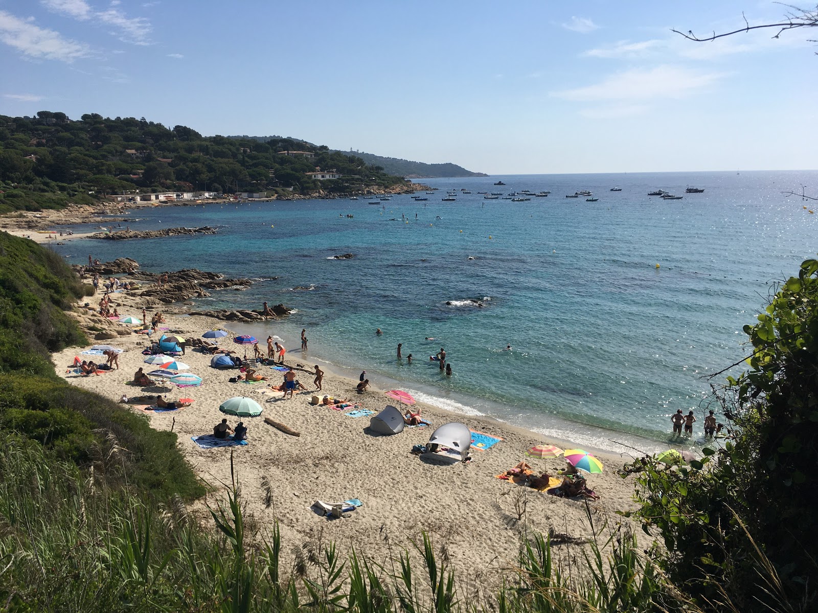 Foto von Escalet Strand mit mittlere buchten