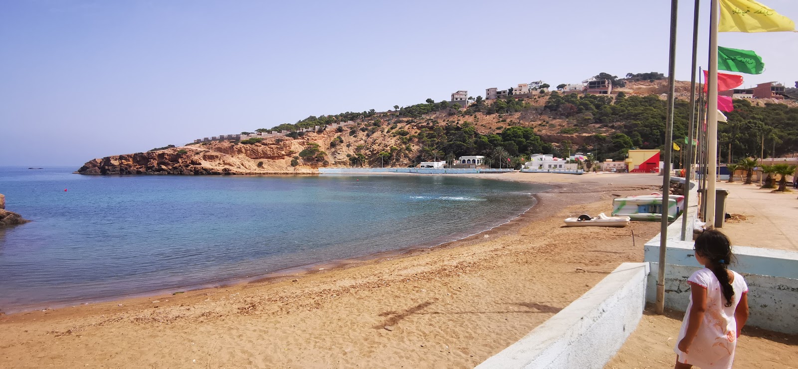 Foto de Plage Tafsout apoiado por penhascos