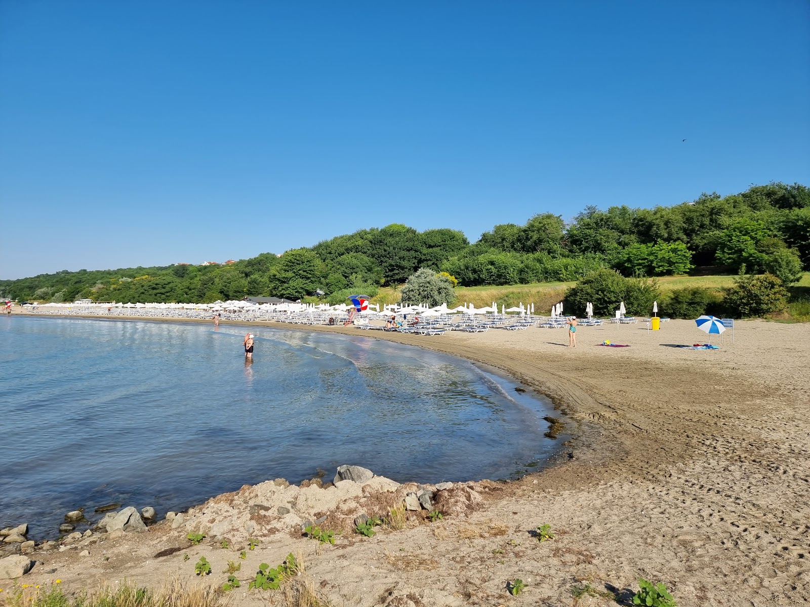 Foto di Sarafovo beach con una superficie del acqua blu