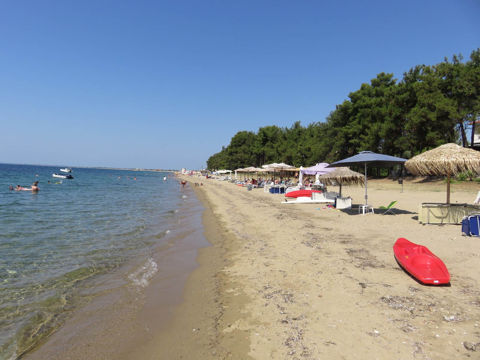 Foto di Kalives beach con una superficie del sabbia beige