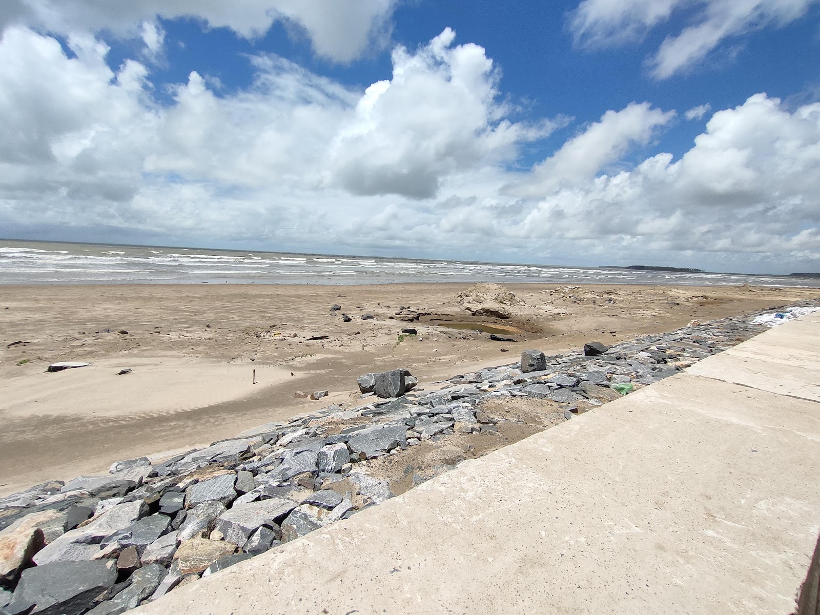 Talasari Beach的照片 带有宽敞的海岸