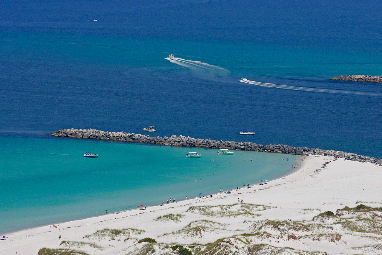 Foto de Shell Island Beach com areia branca superfície