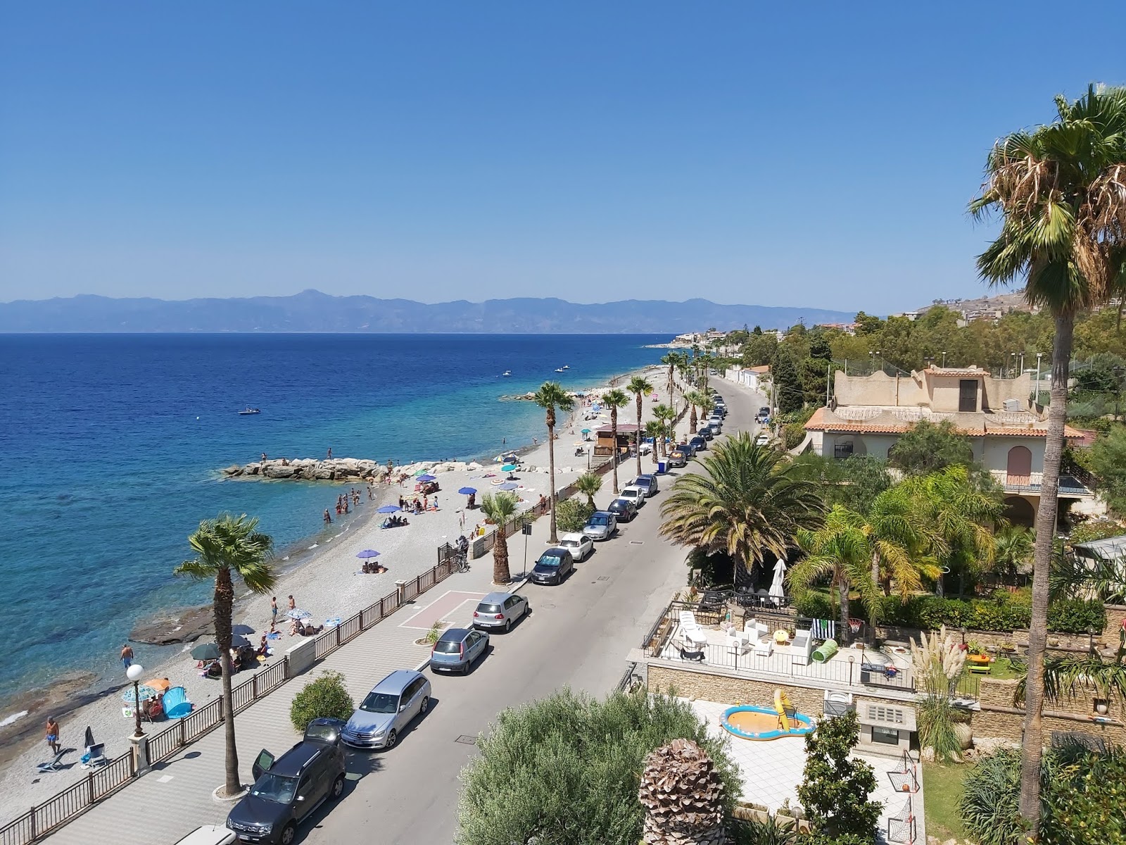 Foto af Lazzaro beach med brunt sand overflade