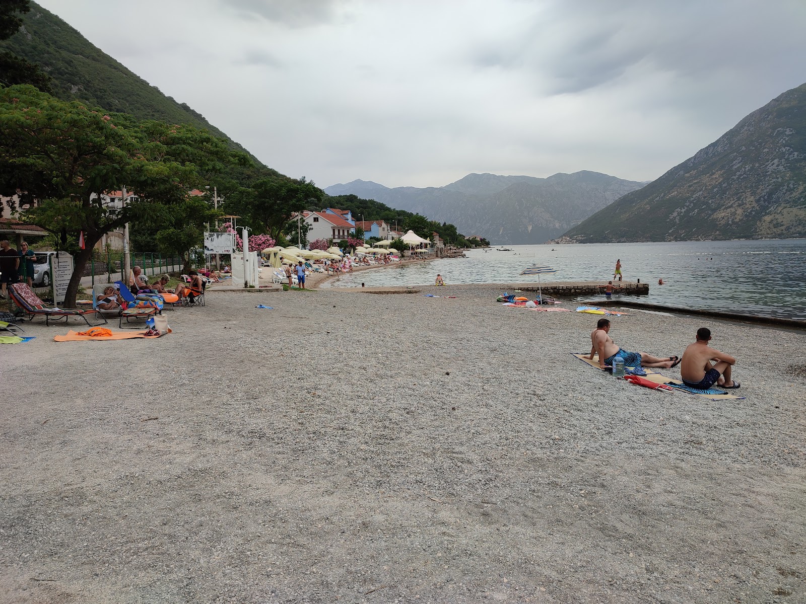 Foto de Oskar Beach con pequeños guijarros beige superficie