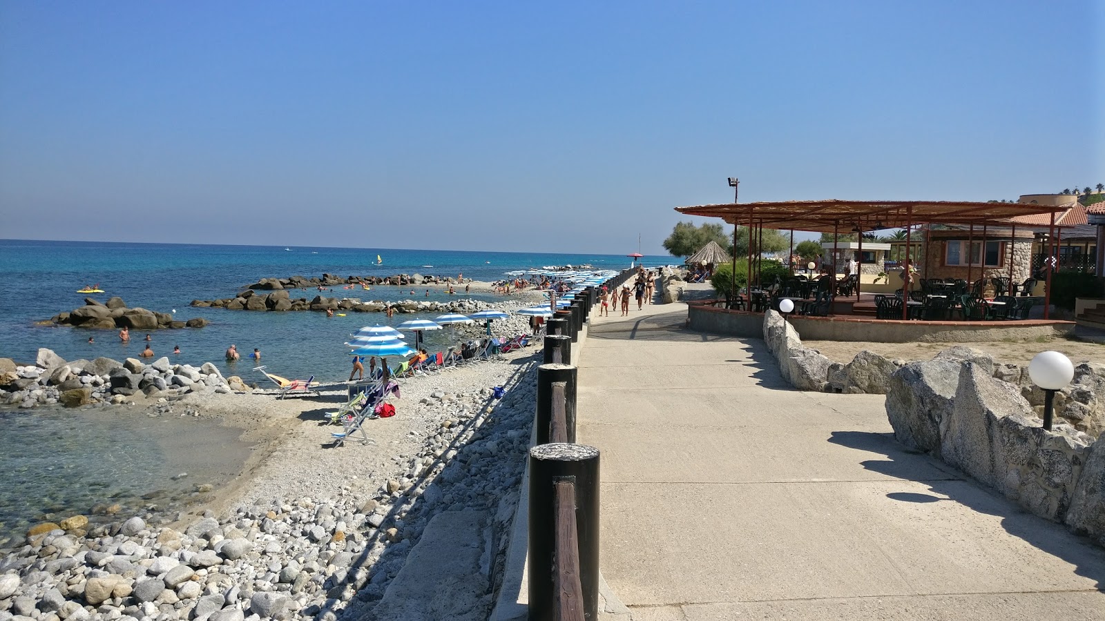 Foto di Spiaggia Fiumara Ruffa con una superficie del sabbia beige e ciottoli