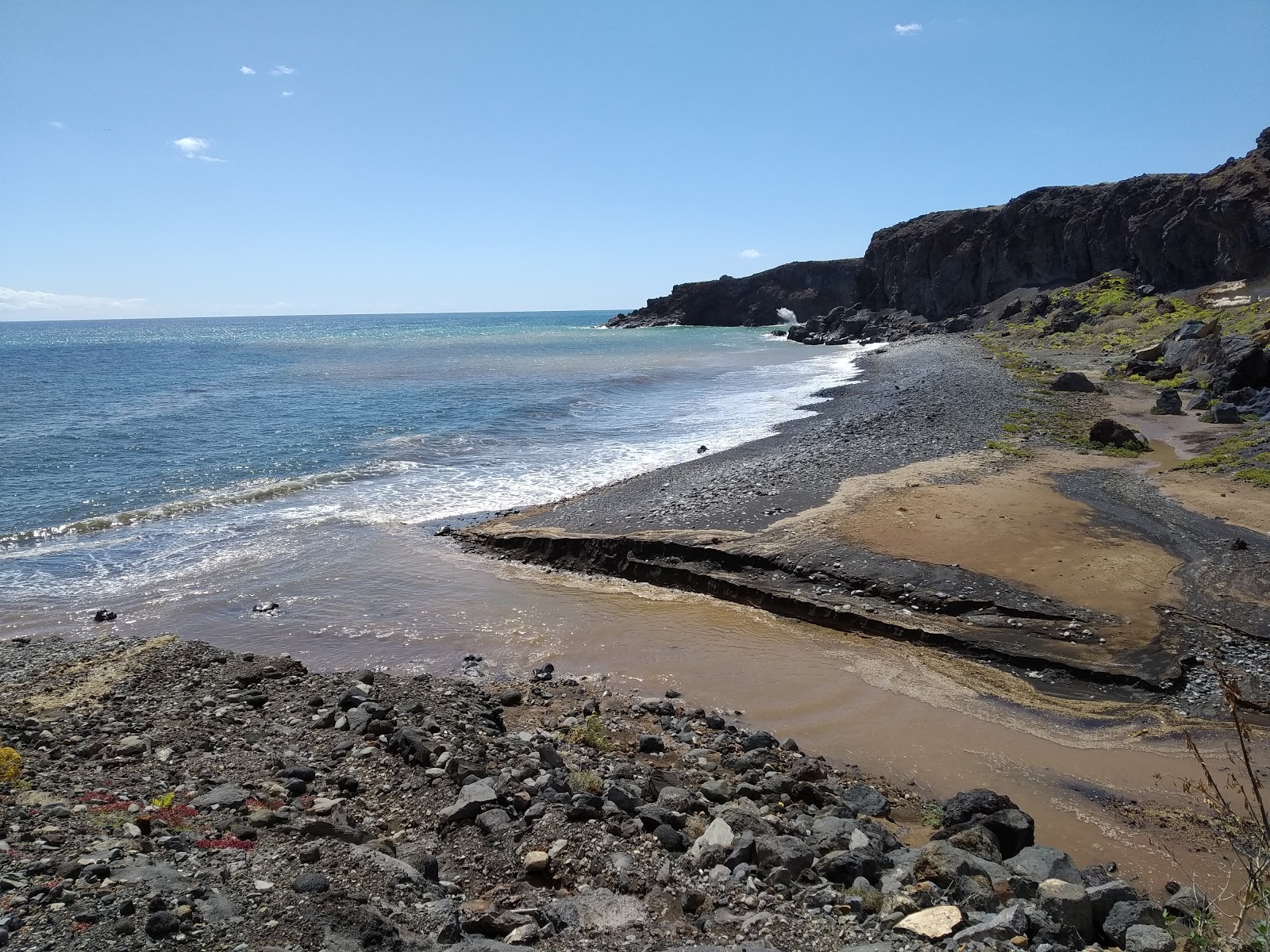 Foto von Playa de El Bonito mit felsiges gelände Oberfläche