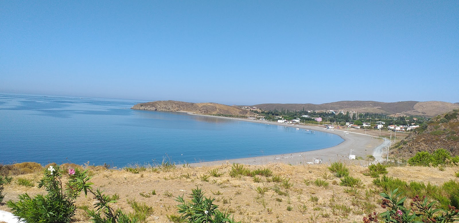Valokuva Kucukbahce beachista. pinnalla vihreä puhdas vesi:n kanssa