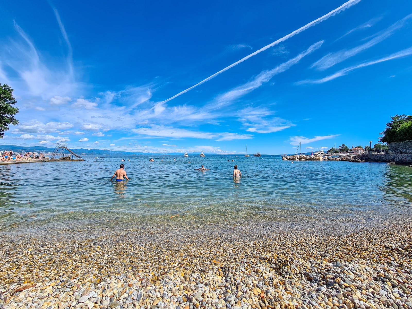 Foto de Tomasevac beach área de complejo turístico de playa