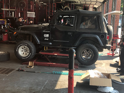 Tire Shop «Discount Tire Store - Gainesville, GA», reviews and photos, 361 Shallowford Rd, Gainesville, GA 30504, USA