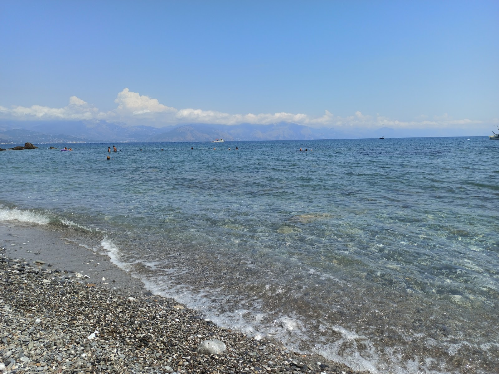 Fotografija Spiaggia Della Tragara z majhen zaliv