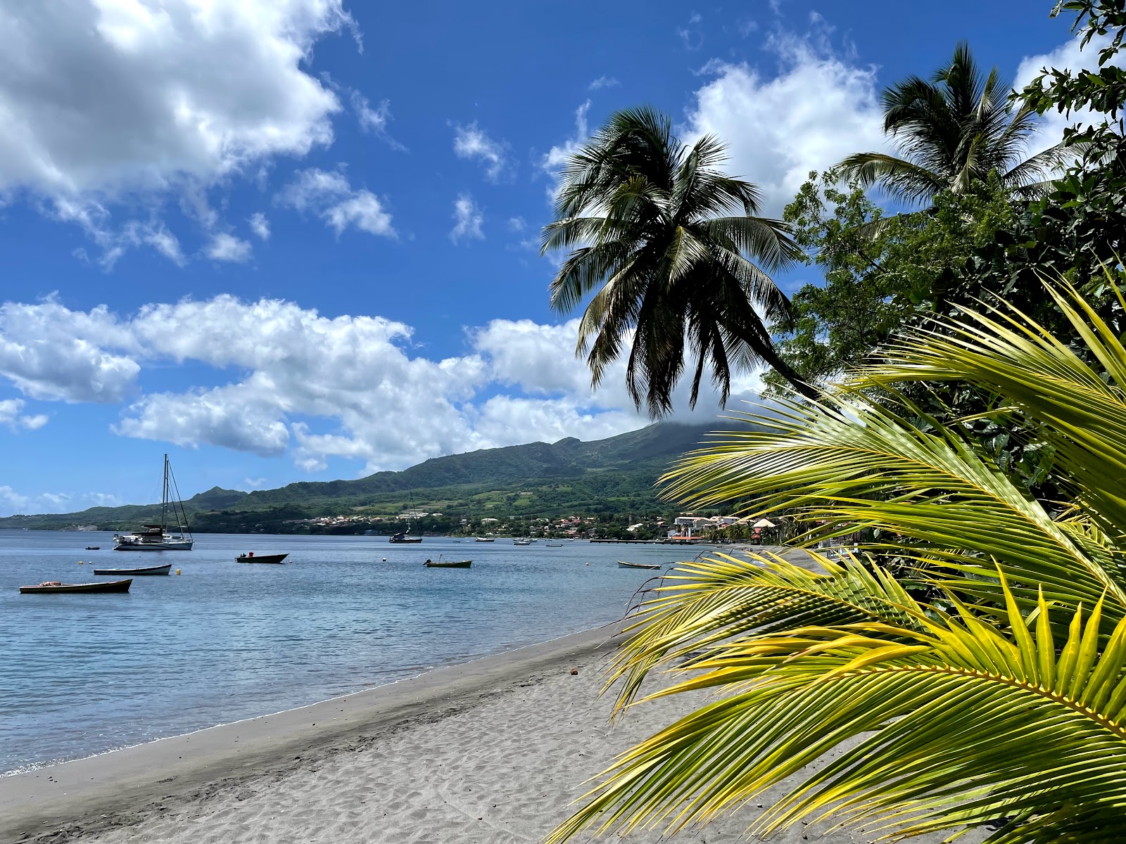 Foto de Bela beach e o assentamento
