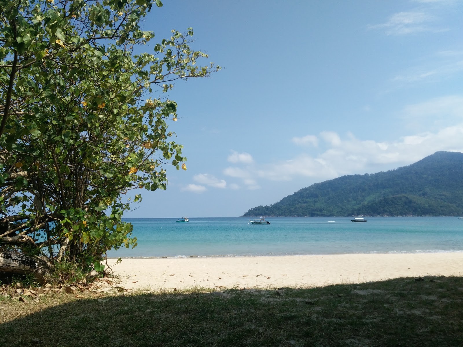 Foto av South bay Tioman omgiven av klippor