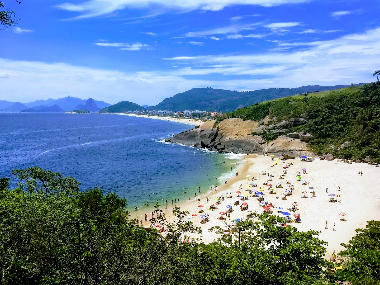 Sossego Plajı'in fotoğrafı uçurumlarla desteklenmiş
