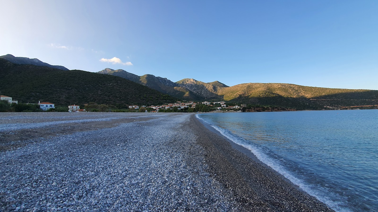 Foto van Zorakas Bay beach met ruime baai