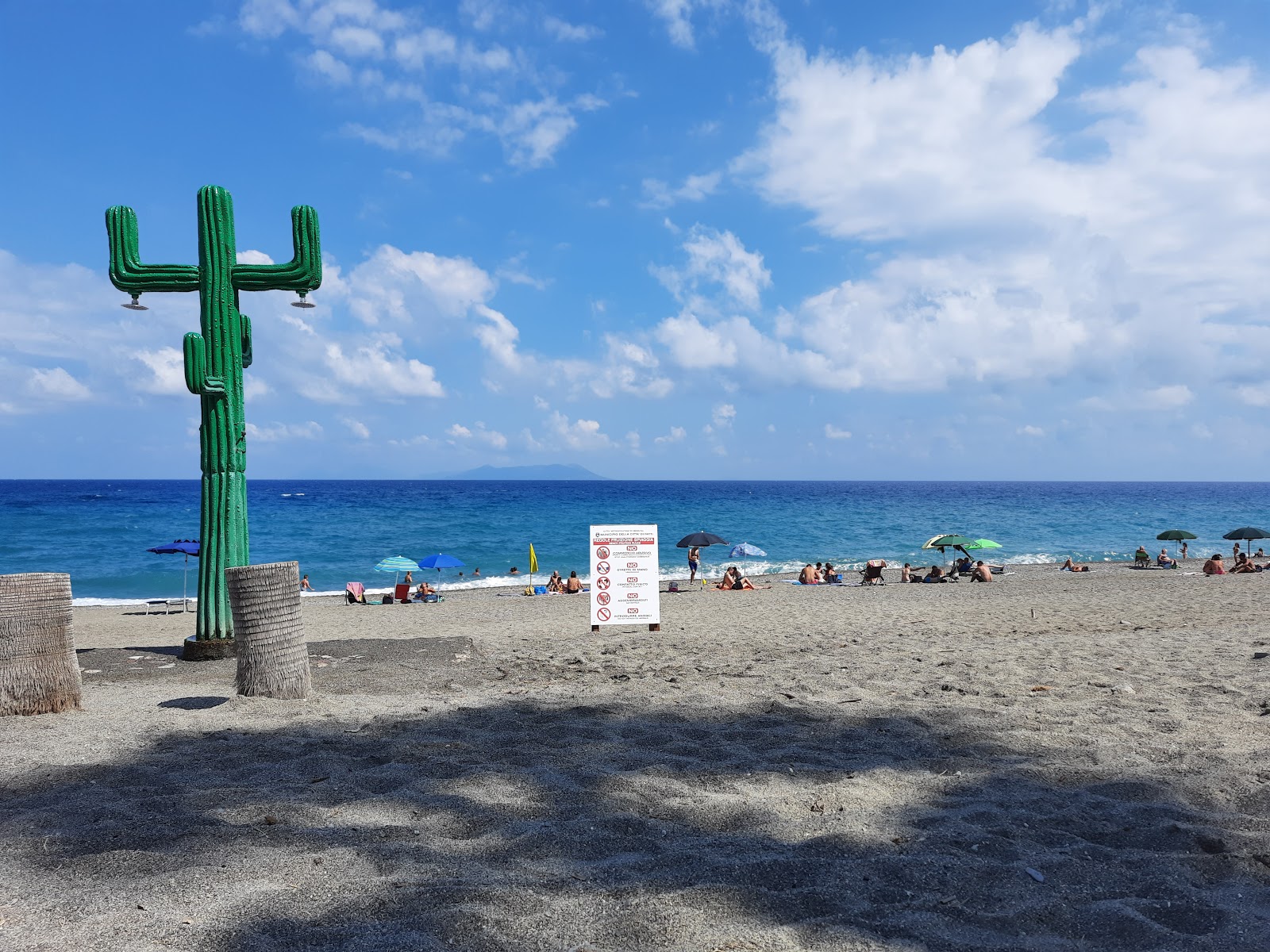 Fotografie cu Grotte beach cu o suprafață de apa pură turcoaz