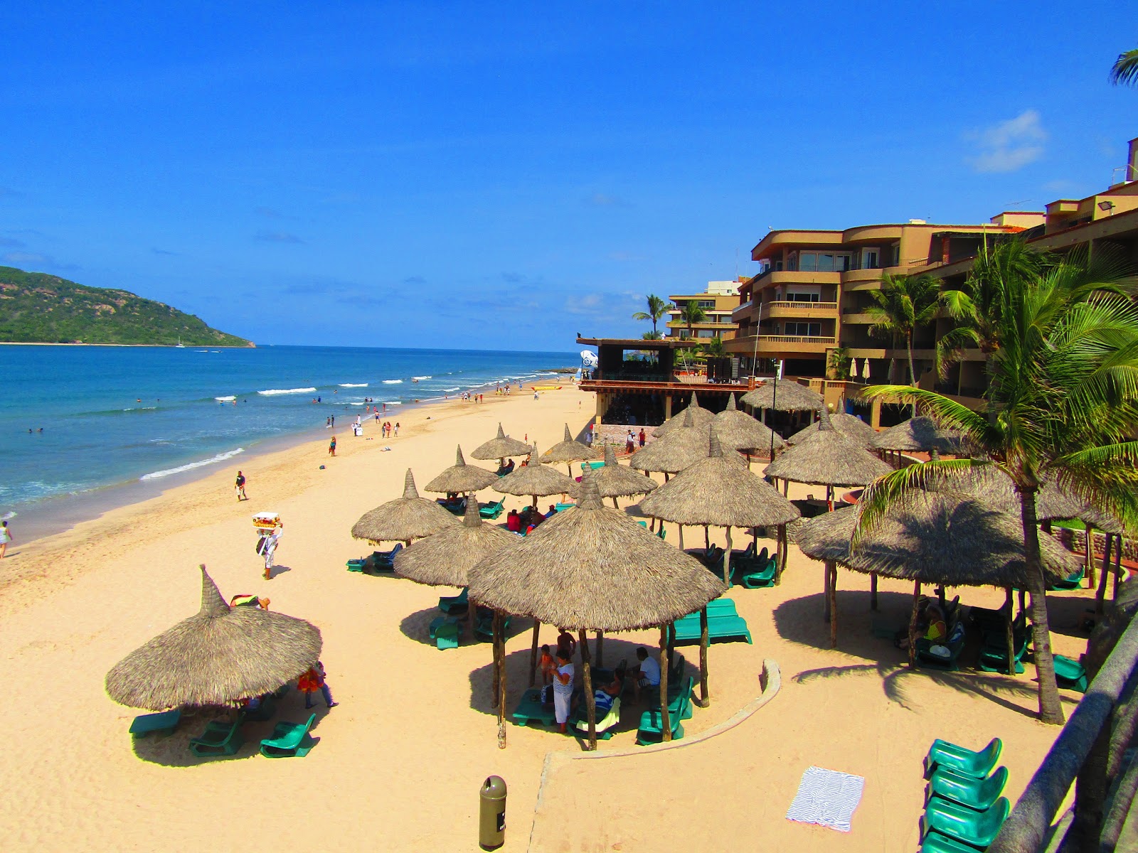 Foto de Gaviotas beach com areia fina e brilhante superfície