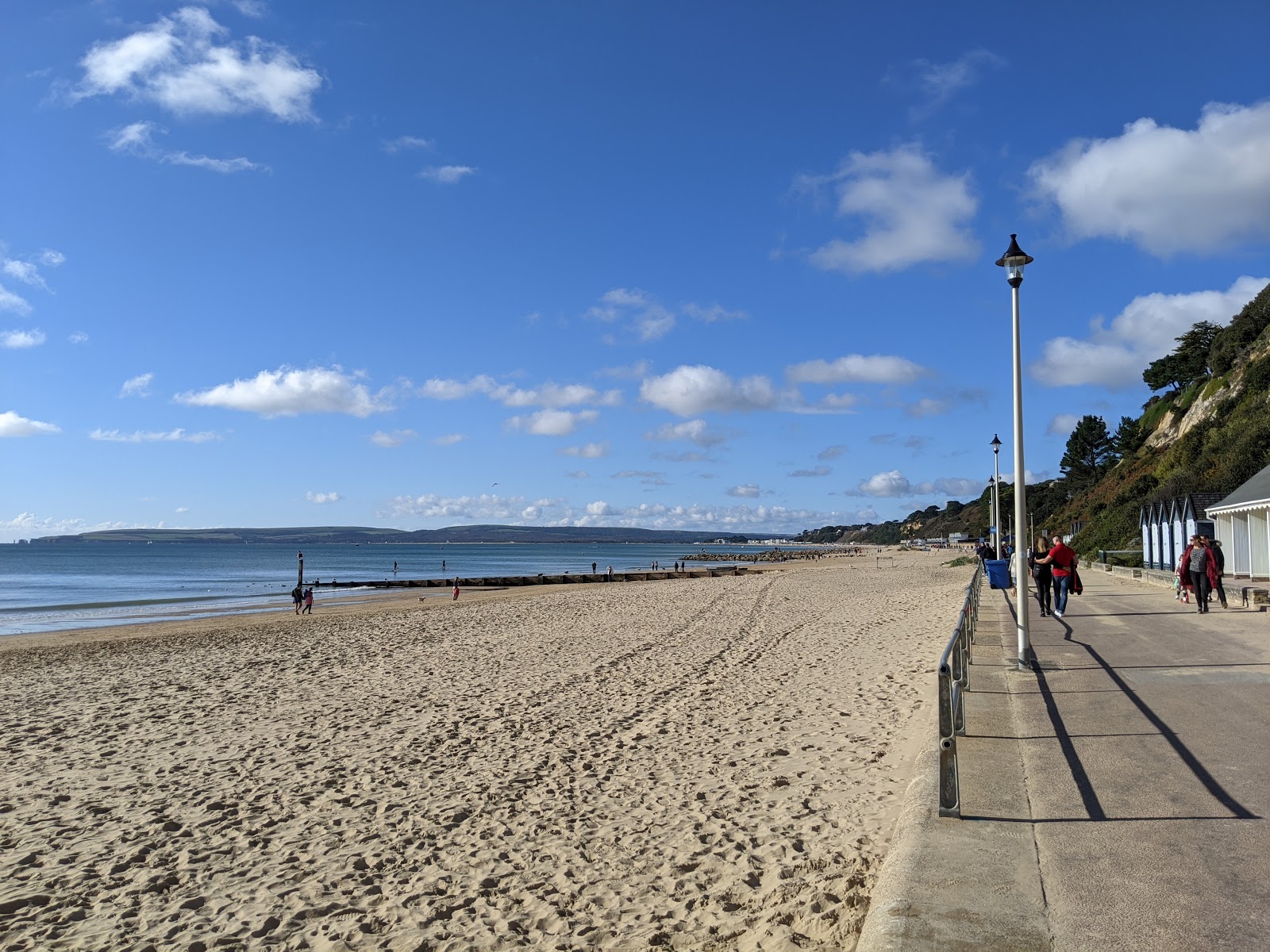 Foto van Branksome Strand ondersteund door kliffen