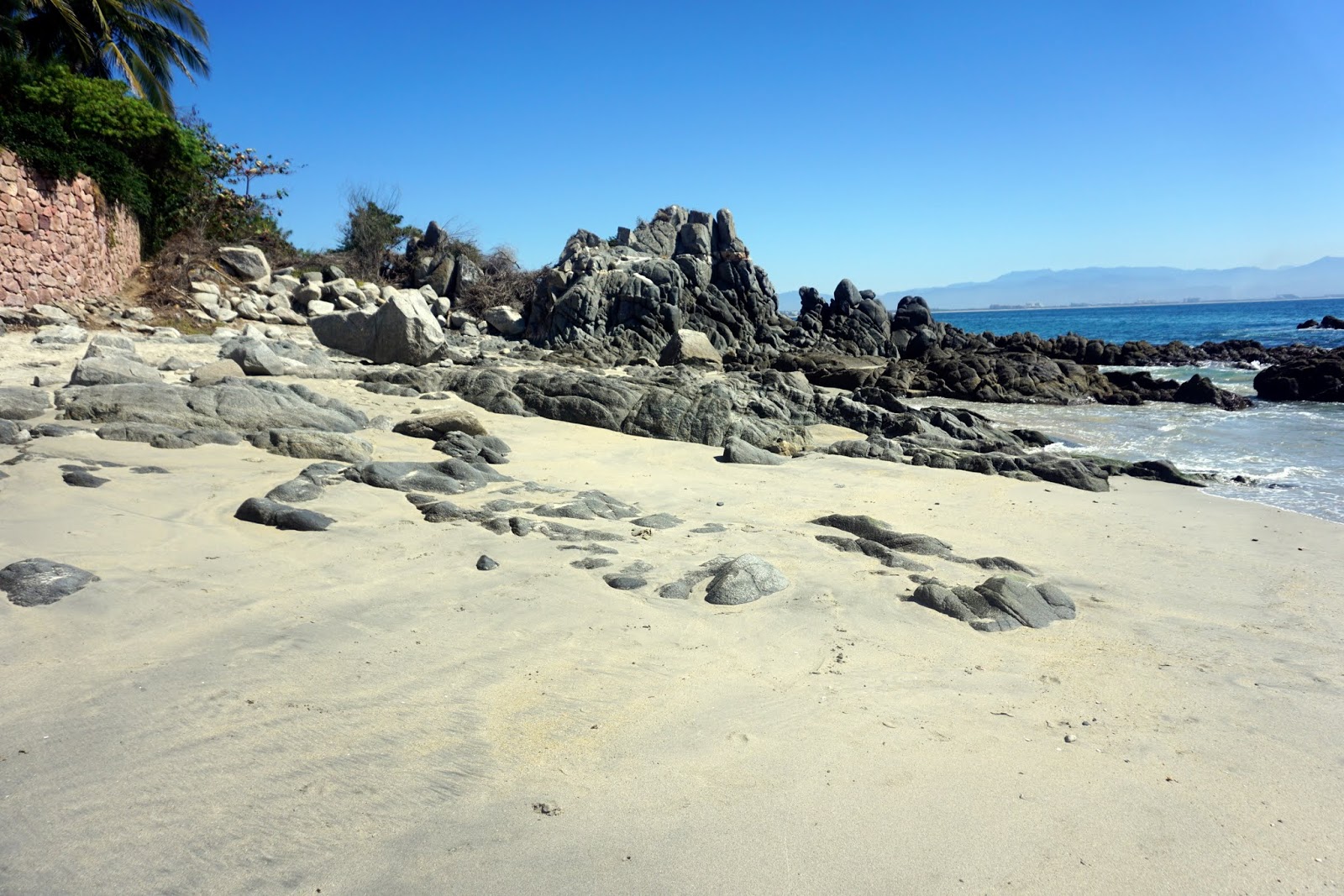 Foto van Pichon beach ondersteund door kliffen