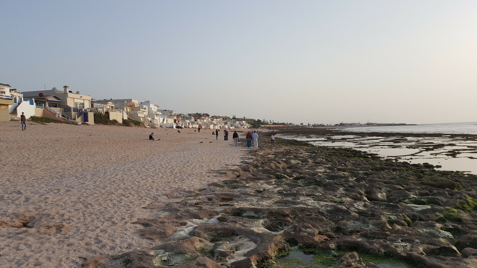 Foto van Plage Guy ville ondersteund door kliffen