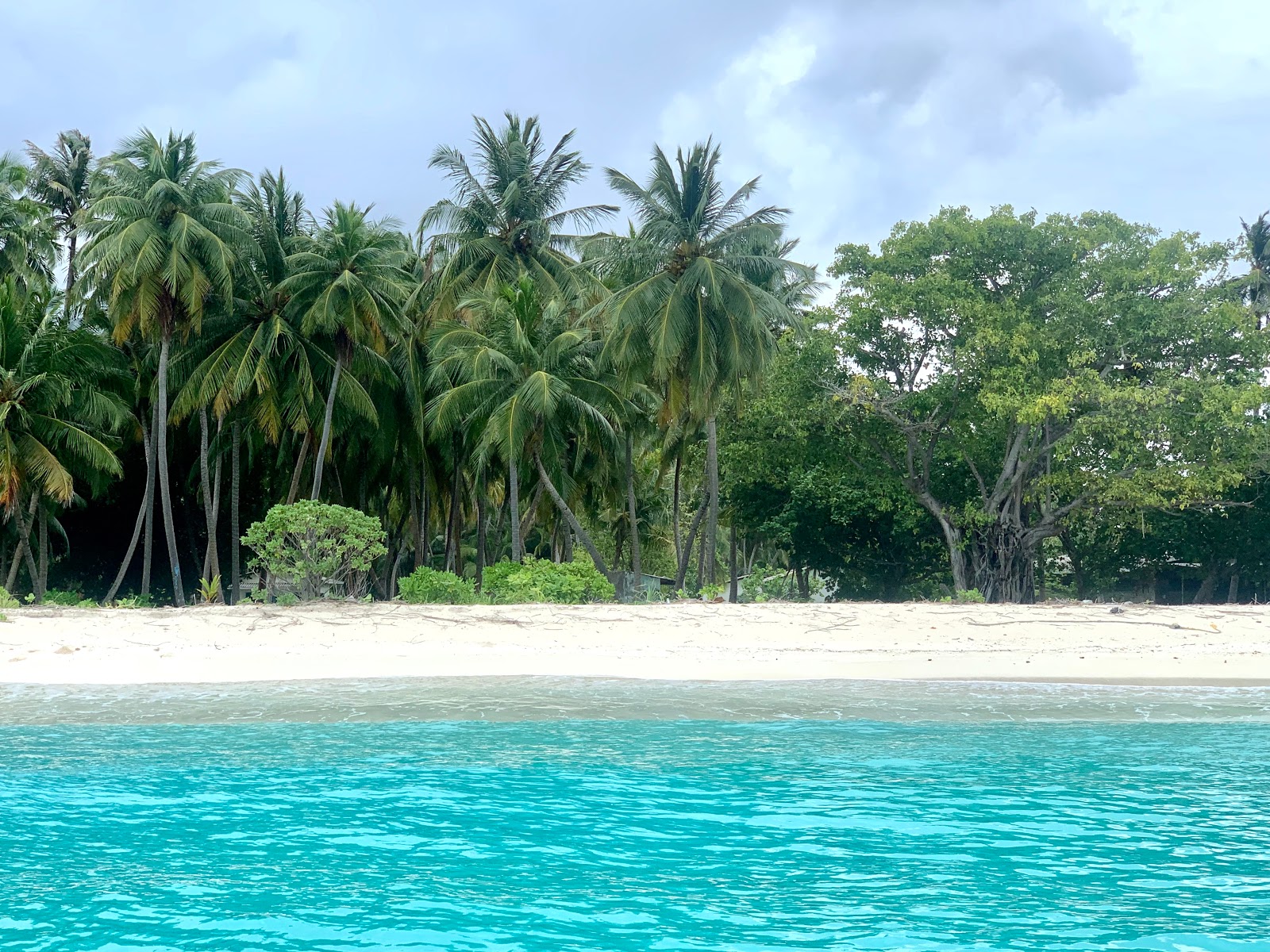 Foto de Maadheli Beach con arena blanca superficie