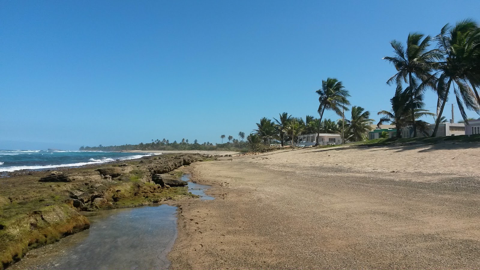 Φωτογραφία του Mar Azul beach με γκρίζα άμμο και βράχια επιφάνεια
