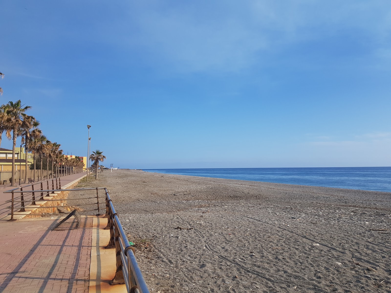 Foto van Playa de la Sirena Loca met grijze fijne kiezelsteen oppervlakte