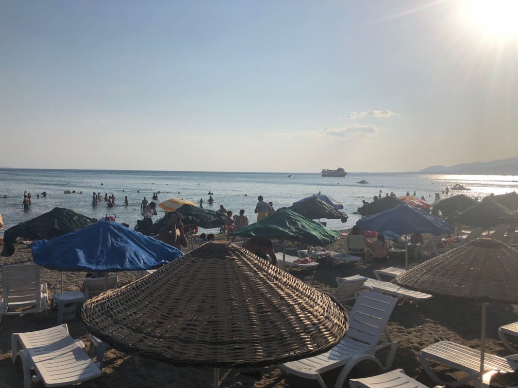 Foto de Akcay beach com meios de comunicação nível de limpeza