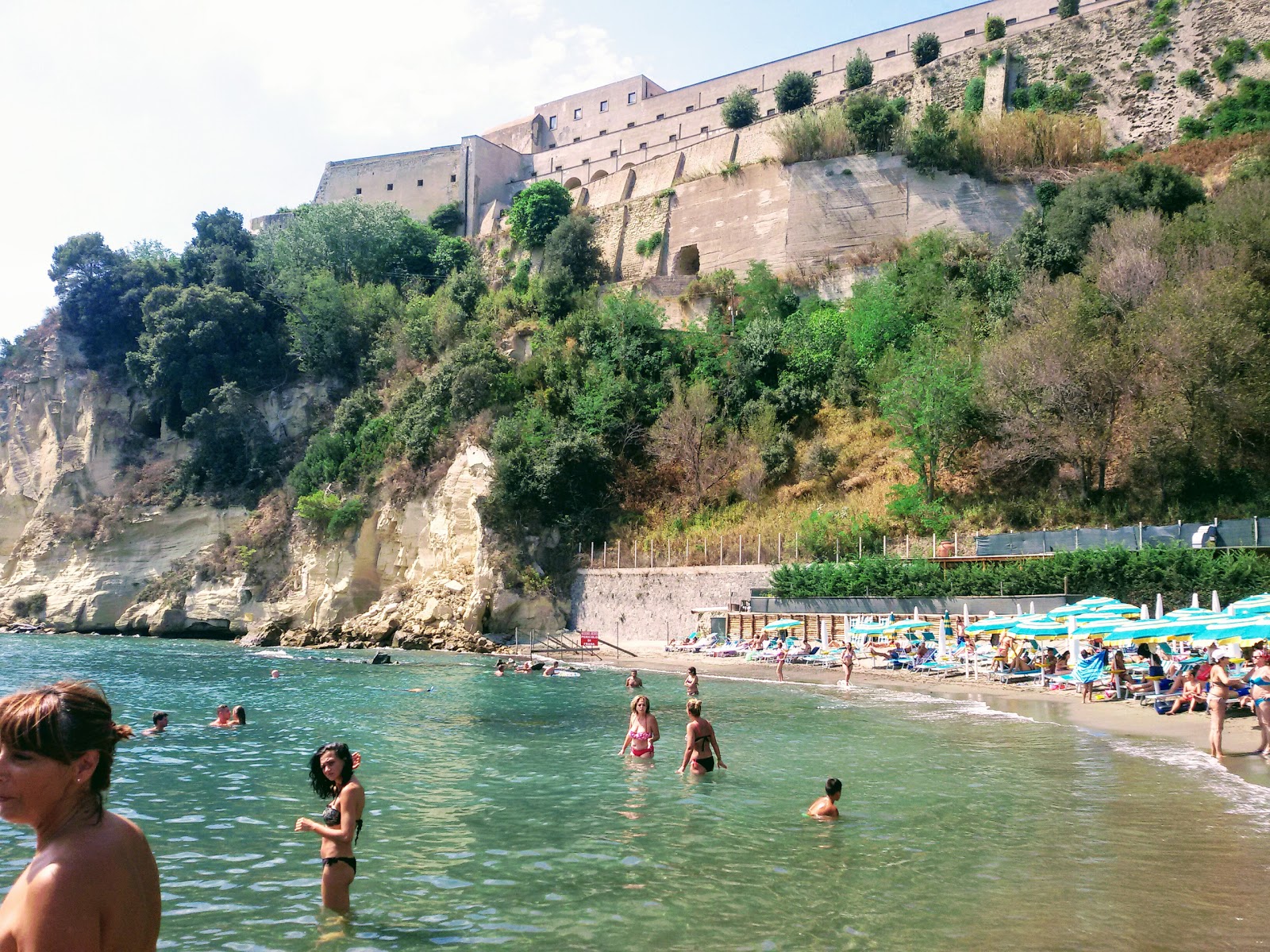 Foto af Spiaggia del Castello di Baia med blåt vand overflade