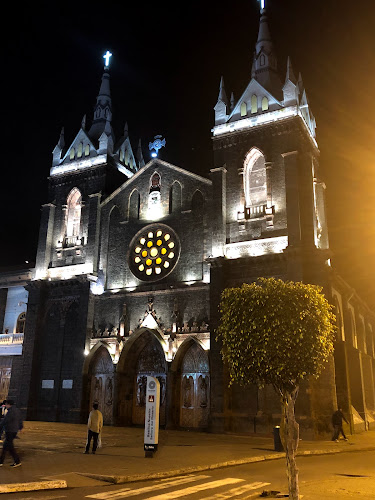 Santuario y Basílica Católica Nuestra Señora del Rosario de Agua Santa de Baños - Baños de Agua Santa