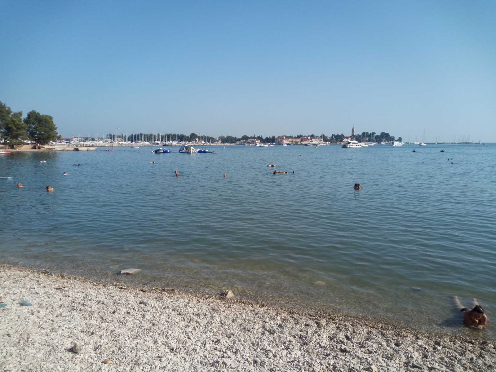 Foto di Karpinjan beach - raccomandato per i viaggiatori in famiglia con bambini