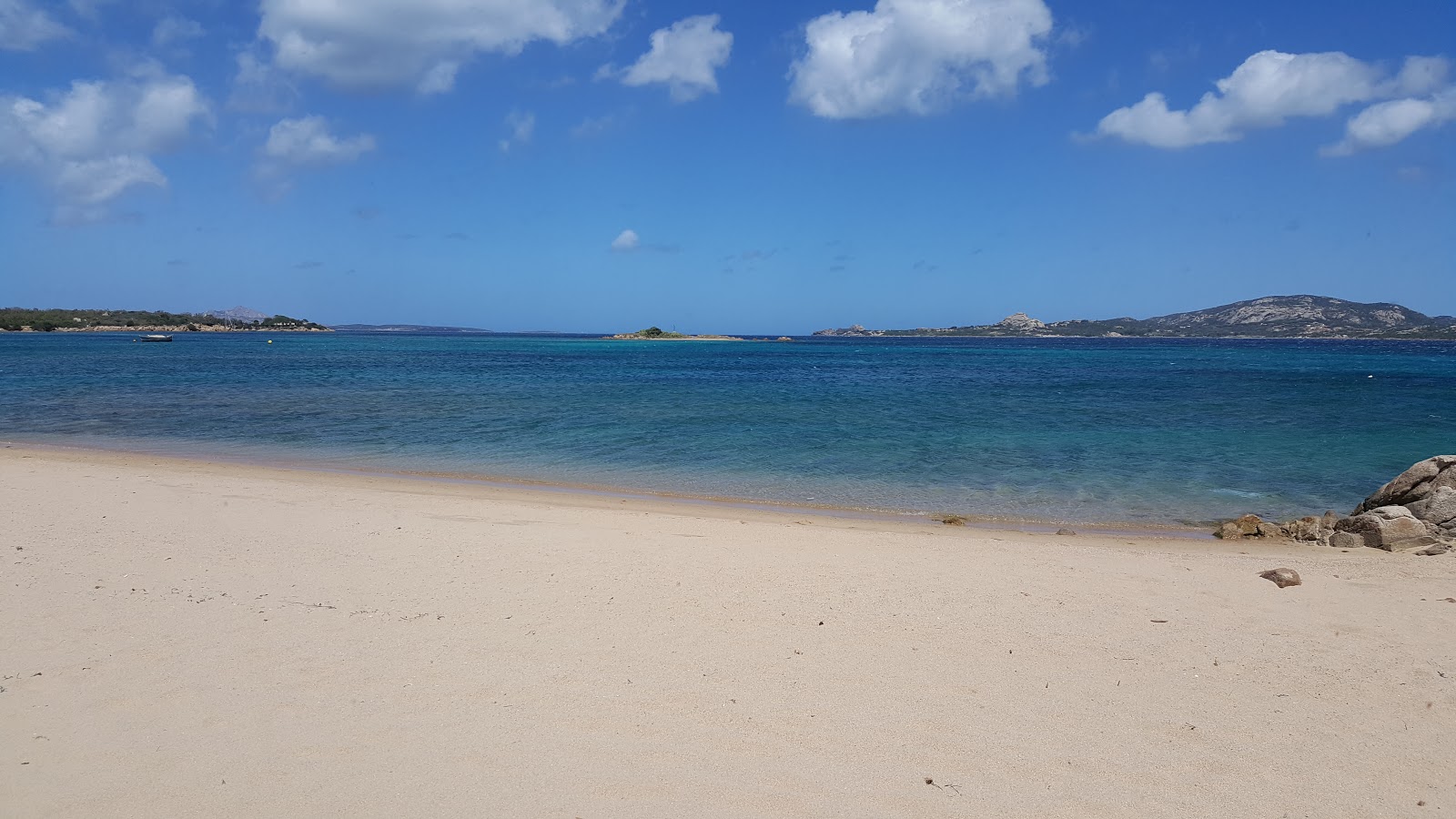 Foto di Spiaggia la conia con una superficie del acqua blu