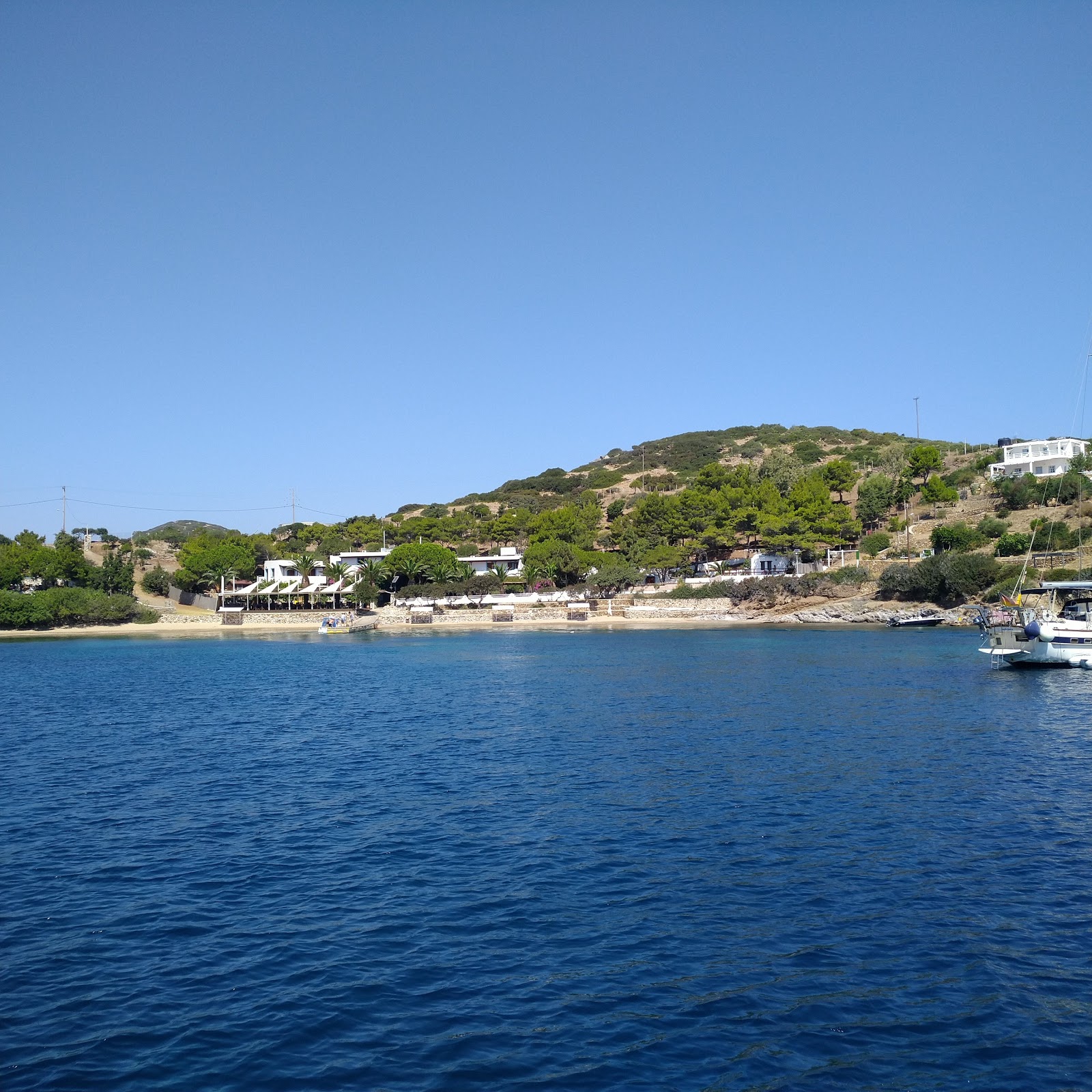 Foto di Marathos beach con baia piccola