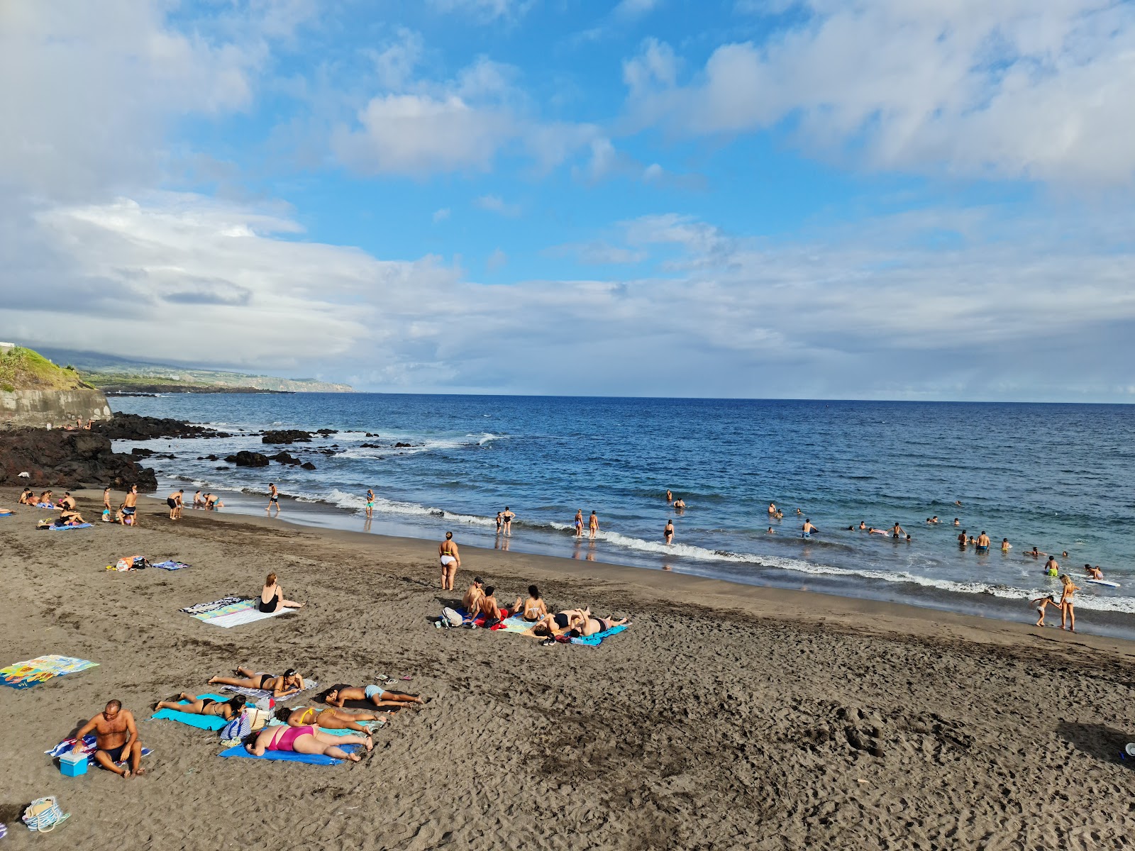 Foto von Praia de Sao Roque mit grauer sand Oberfläche