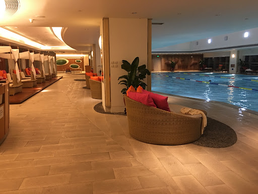 Shangri-La Hotel Pool