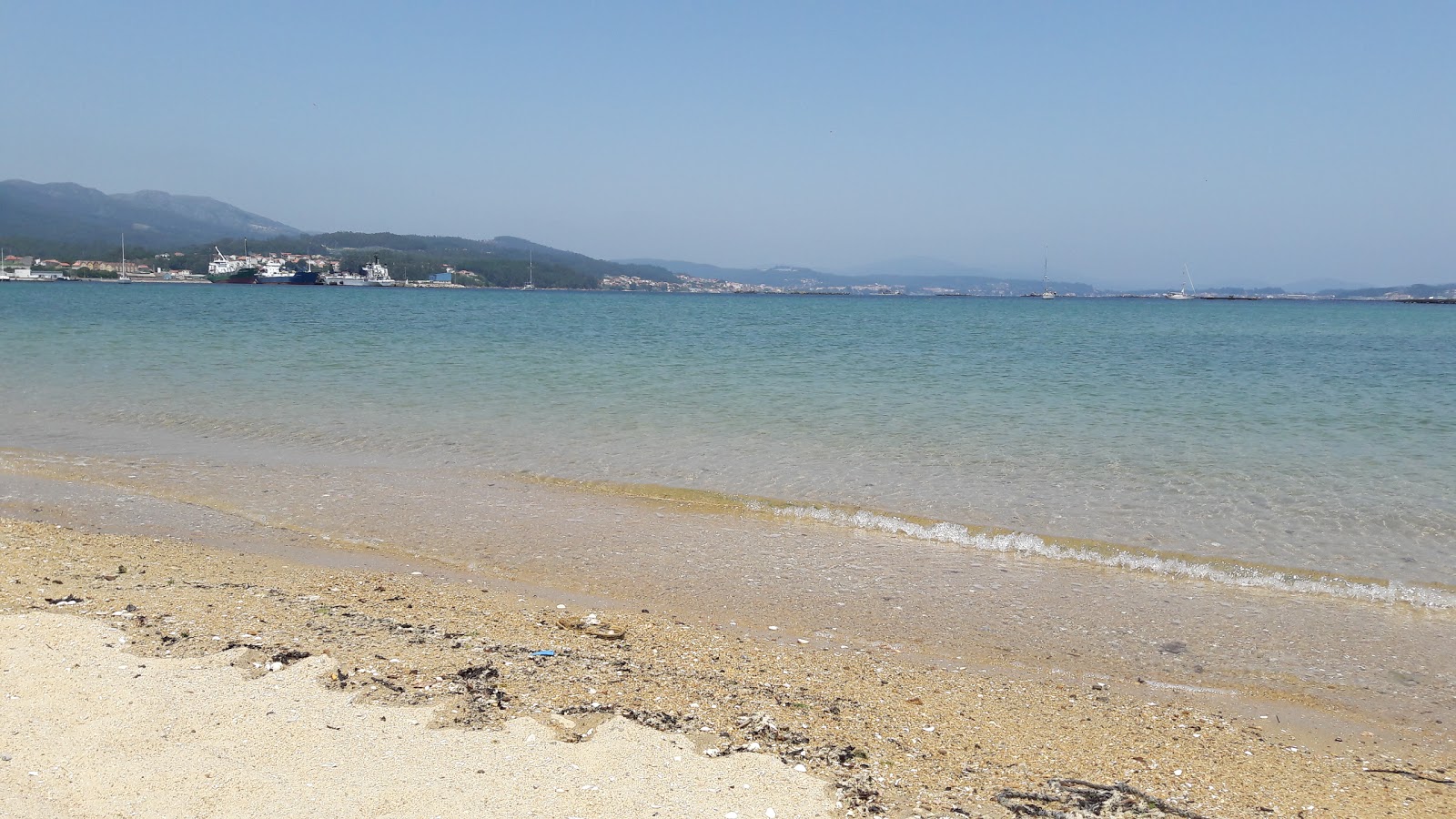 Fotografie cu Areal beach cu o suprafață de apa pură turcoaz