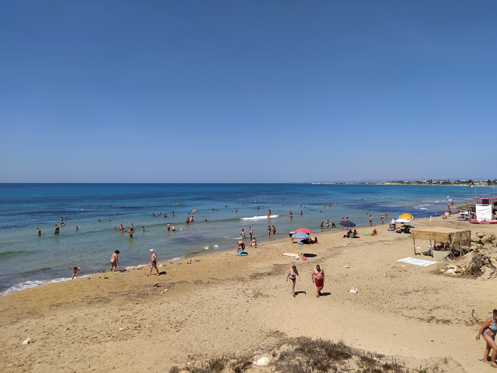 Photo of Carratois Beach and the settlement