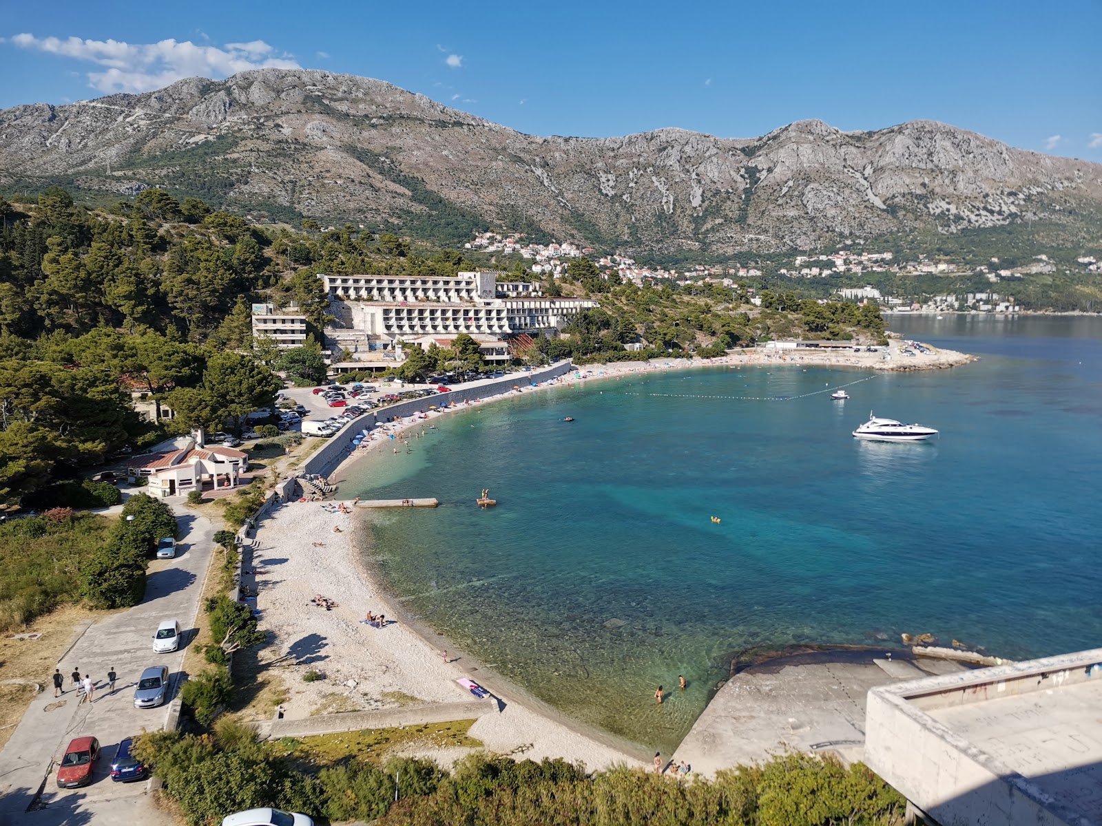 Kupari beach'in fotoğrafı uçurumlarla desteklenmiş