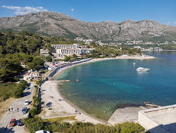 Kupari beach'in fotoğrafı uçurumlarla desteklenmiş
