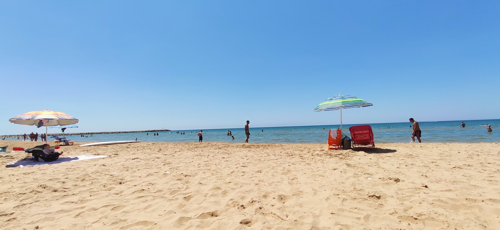 Donnalucata beach的照片 带有明亮的沙子表面