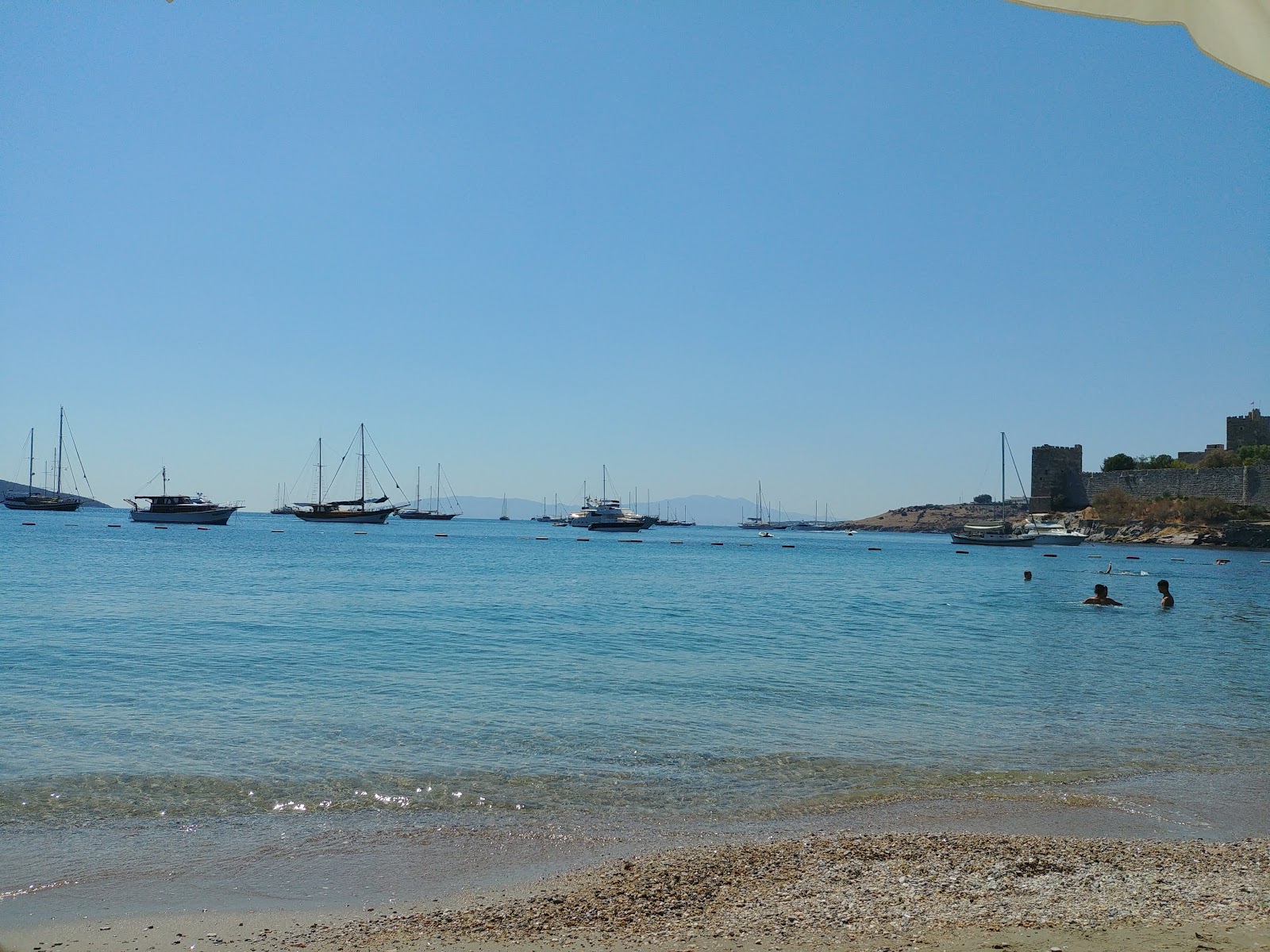 Bodrum beach II的照片 带有蓝色纯水表面