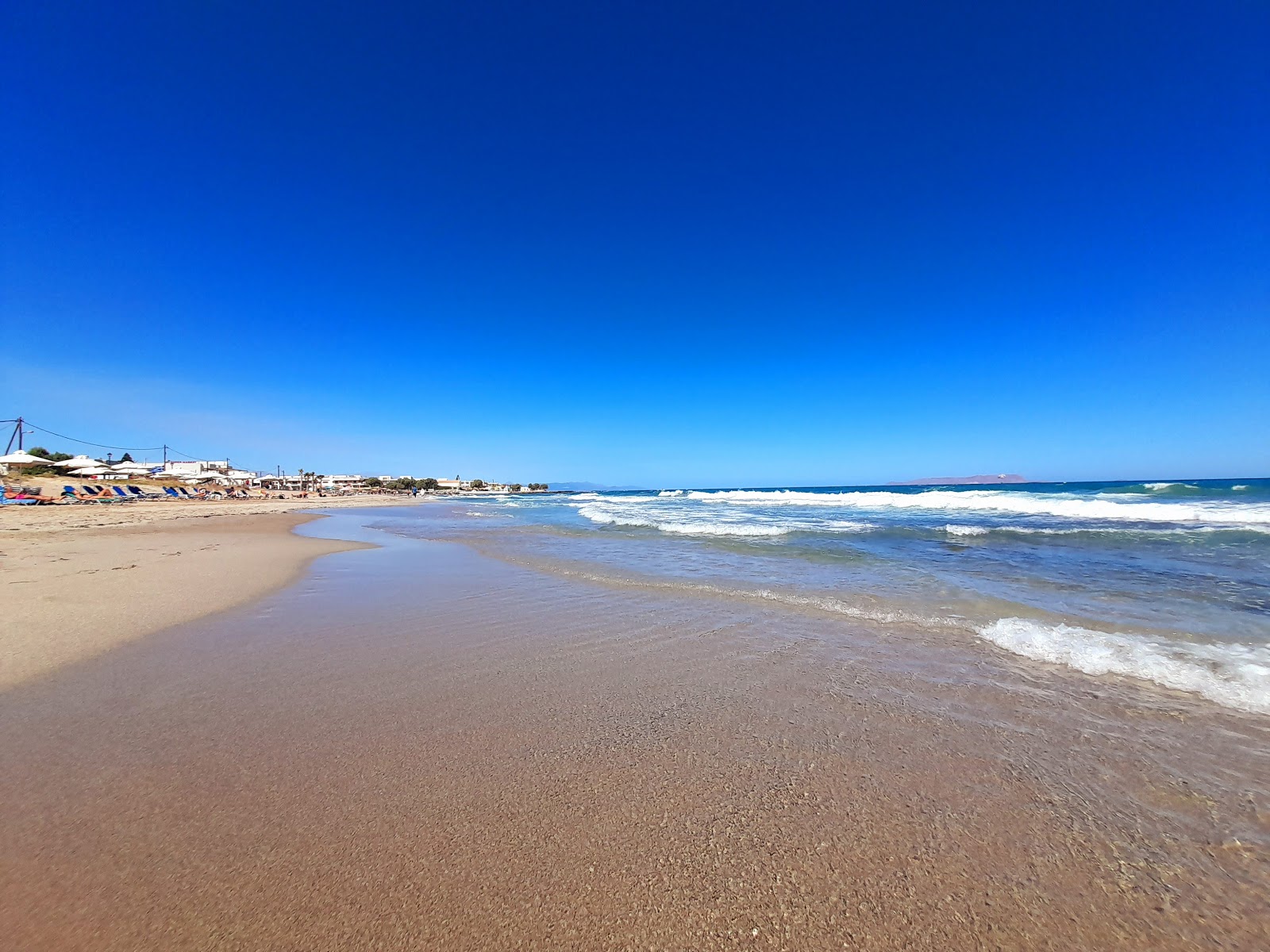 Foto von Strand von Analipsi mit langer gerader strand