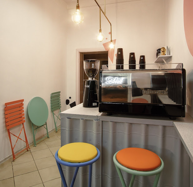 Вхід до кав'ярні